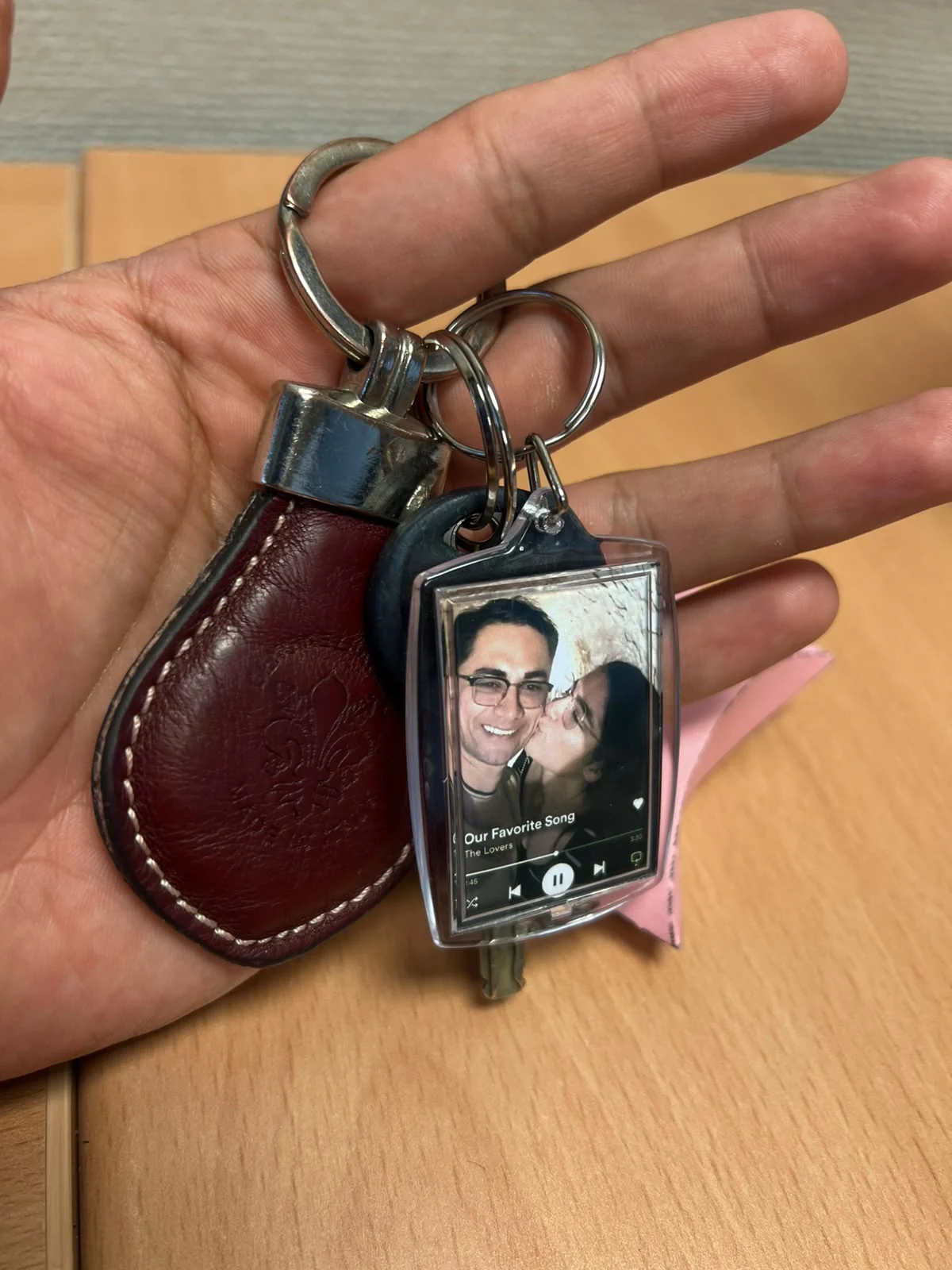 Llavero NFC personalizado con una fotografía y diseño de reproductor musical